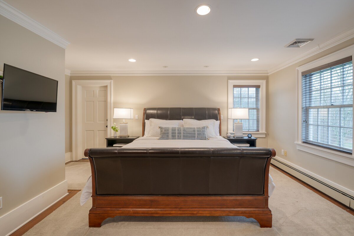 Sunny Pond Estate | Private Pond, Gym, Sleeps 20 gallery image 2