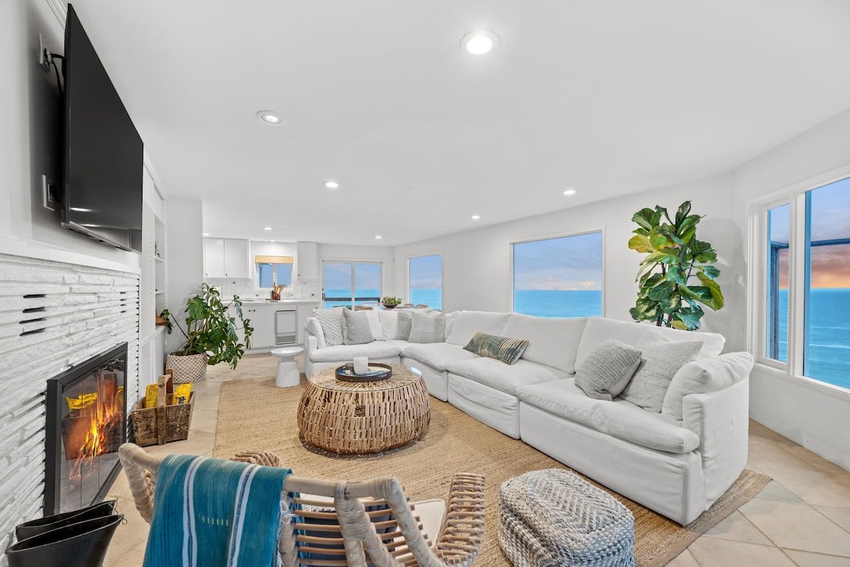 Entire Oceanfront Home Breathtaking 180 Views gallery image 3