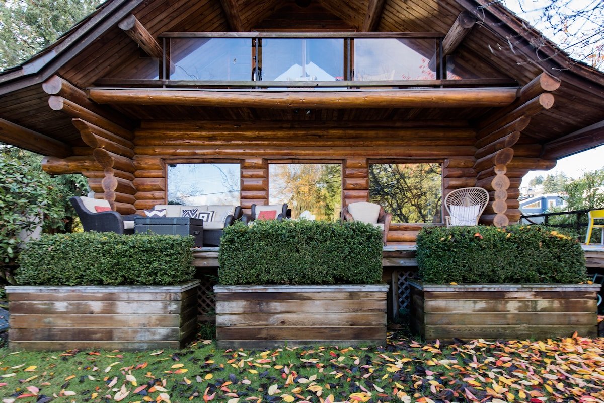 Spacious beachfront loghouse in the city gallery image 3