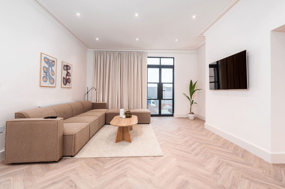 6 Bed, 6 Bath Home | 10 mins to MCR City Centre gallery image 4