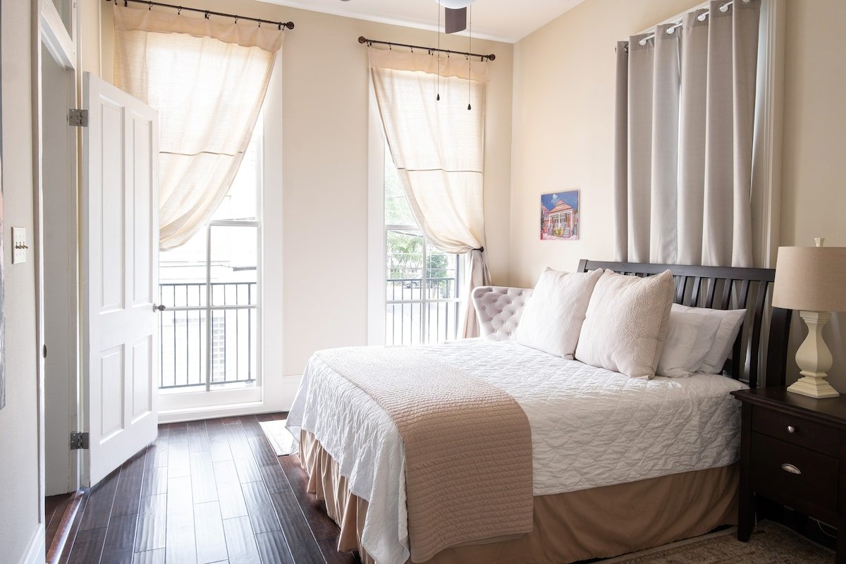 Balcony & Beautiful French Quarter 2 gallery image 2