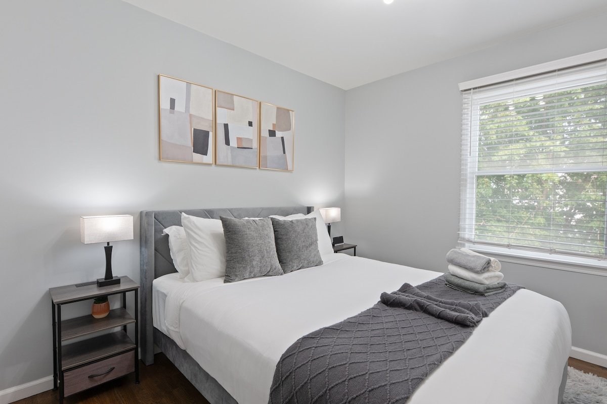 Modern Cozy 3BR Skylight FREE Parking mins to NYC! gallery image 5