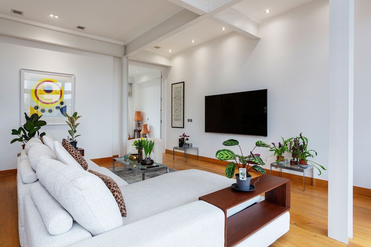 Enjoy London Sunsets at Penthouse in Covent Garden gallery image 4