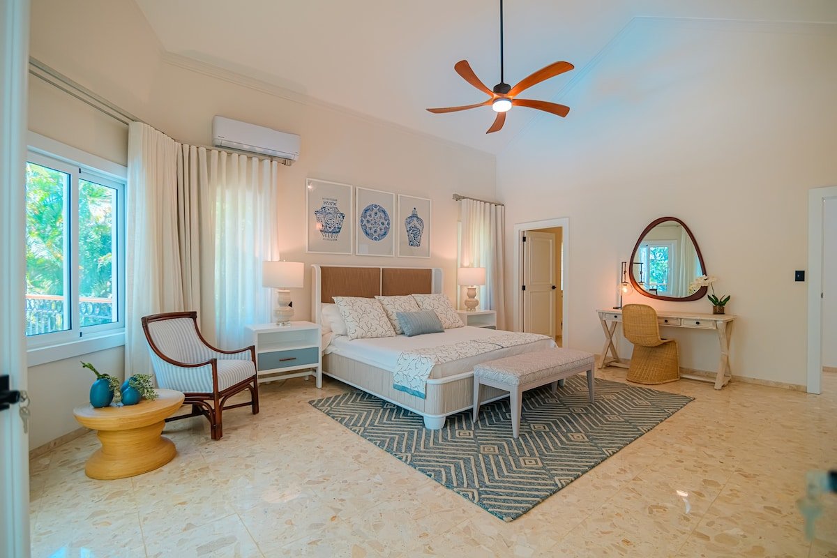 Villa Encantadora – steps from a secluded Beach gallery image 5