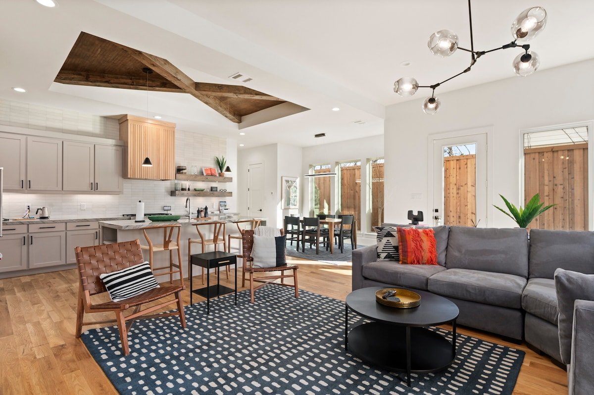 SMU Sophisticated Home Retreat – Center of Dallas gallery image 2