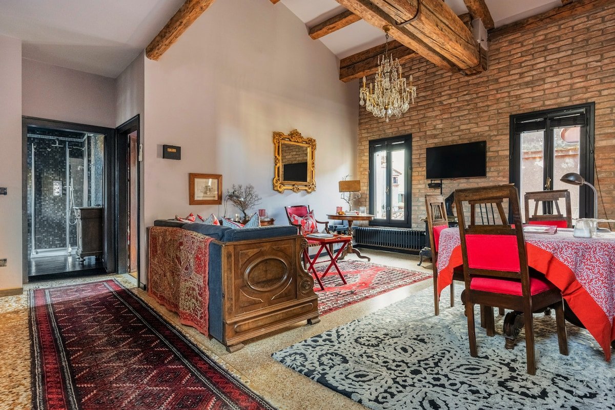 LUXURY BAROQUE CHIC IN SAN MARCO WITH ROOF TERRACE gallery image 3