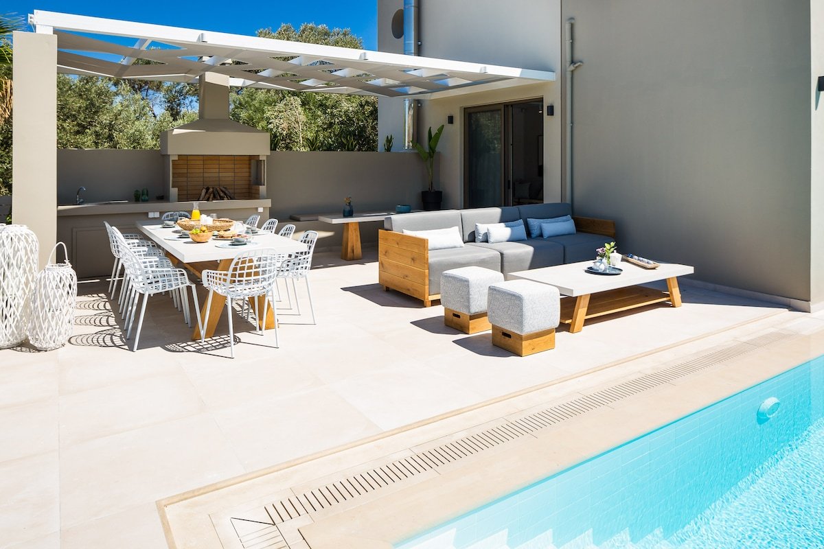 Vasilios Villa, with Pool, Gym & Close to Beach gallery image 4