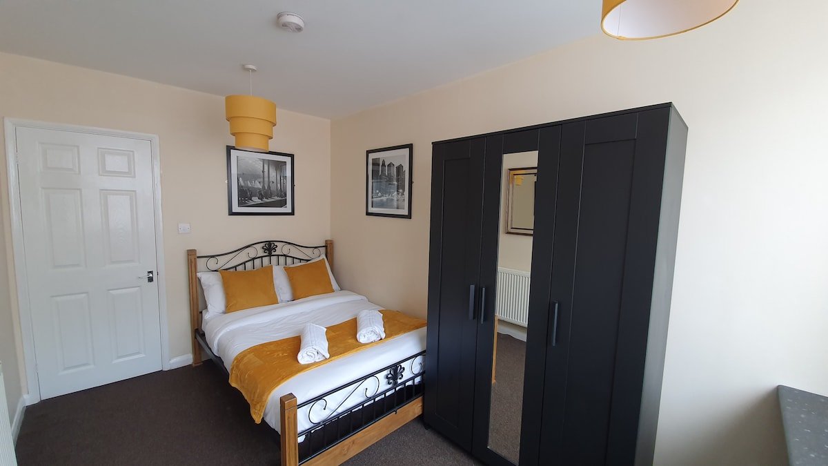 (6) Huge: Sleeps 9. City Centre, Parking gallery image 5