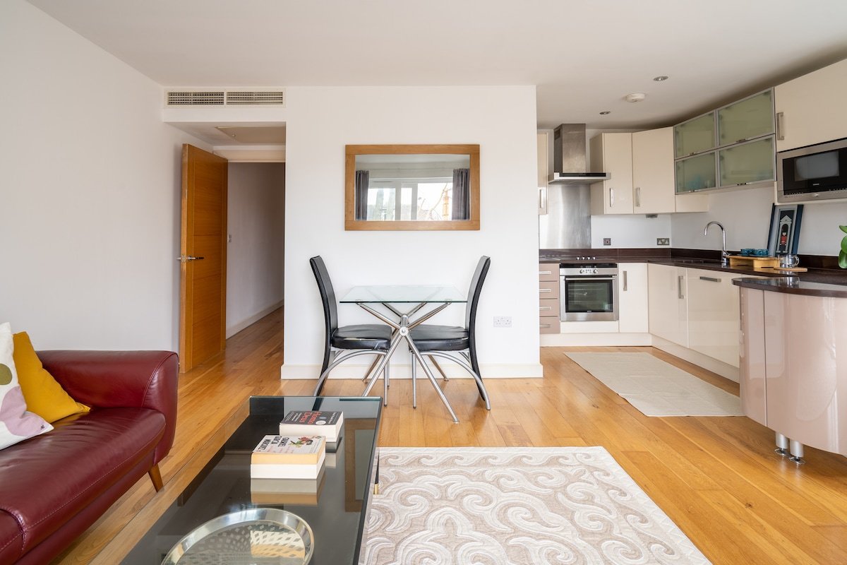 Modern Apartment Putney Barnes Self check in gallery image 4