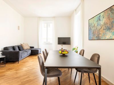 A prestigious and large apt facing Via Condotti