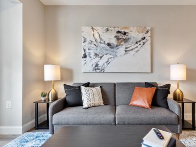 D’town | Sleeps 12-14 | Close to Airport | Trains