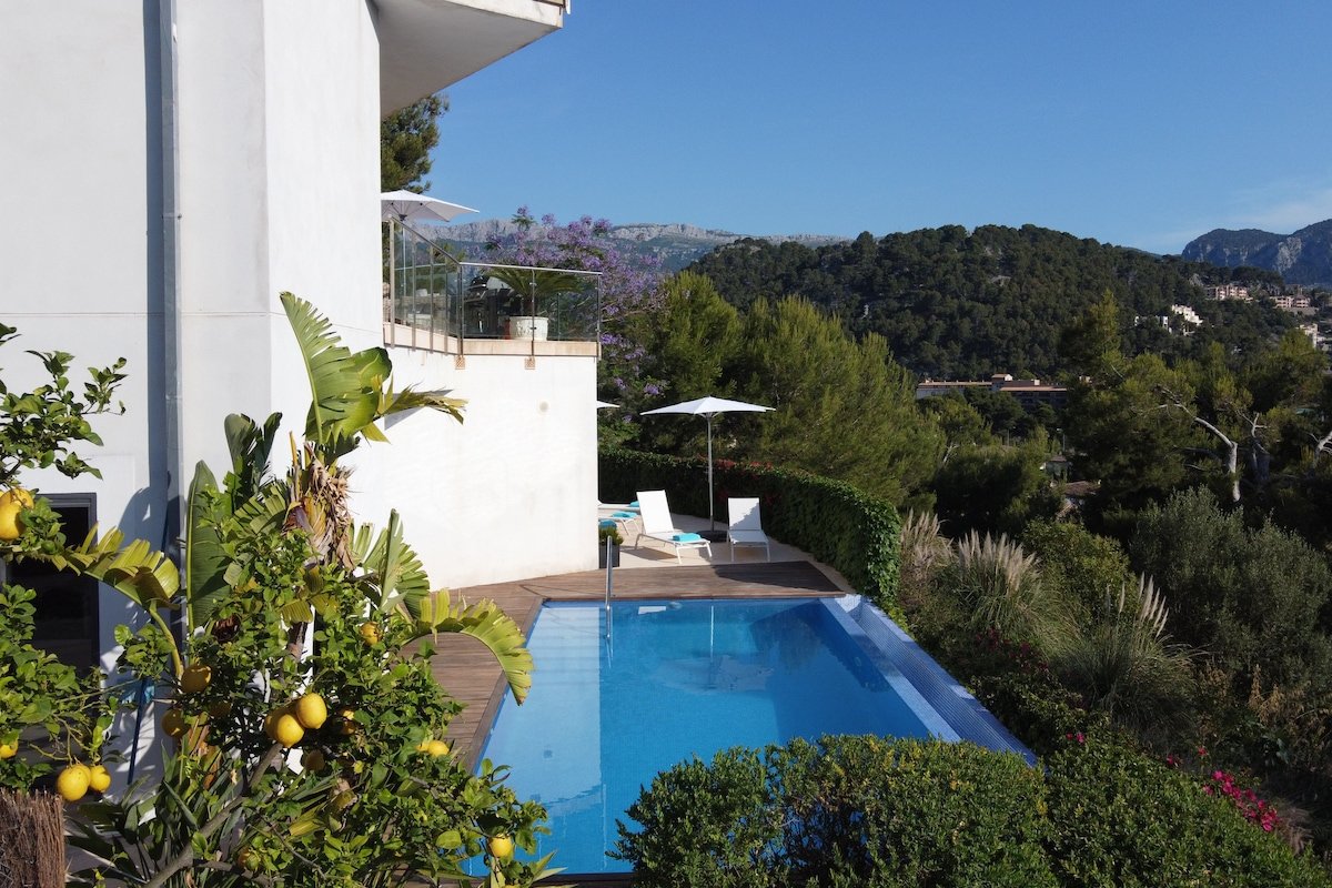 Idyllic 6 bed villa, stunning views & heated pool gallery image 4