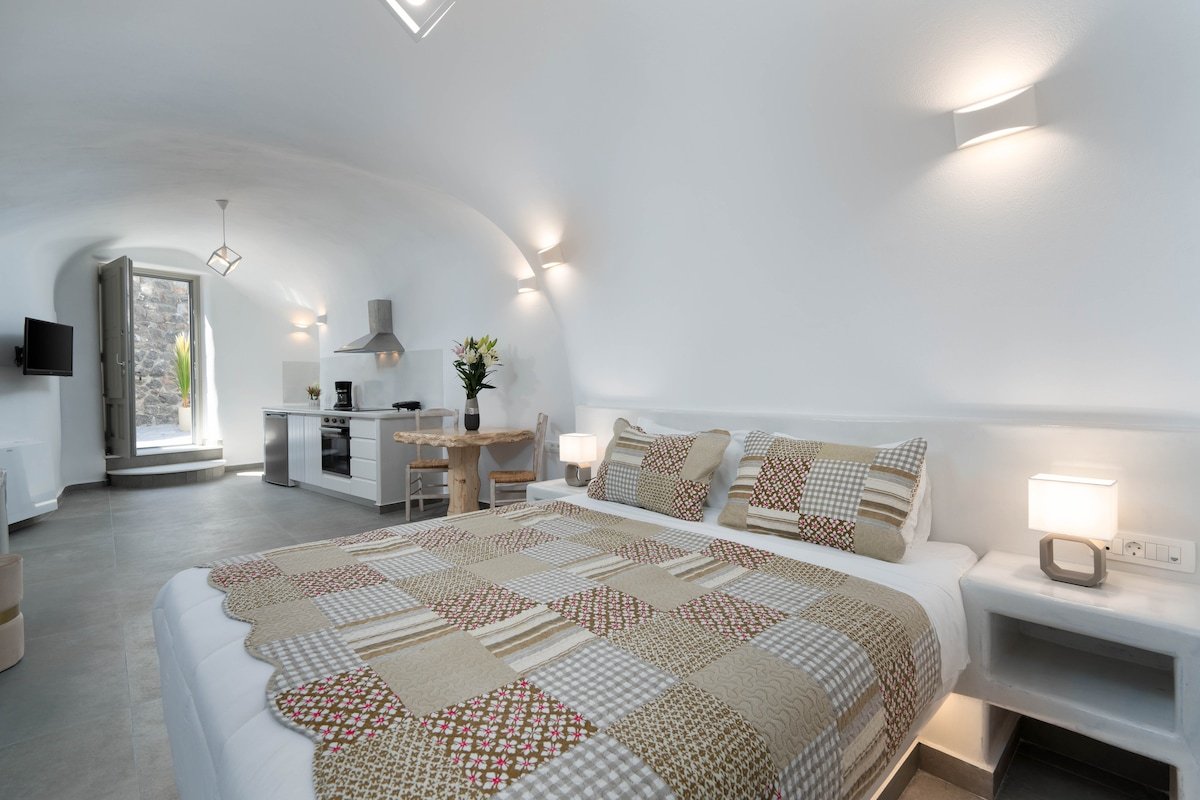 NEW Lux Yiota Collection 3 Suites & 3 Jacuzzi gallery image 4