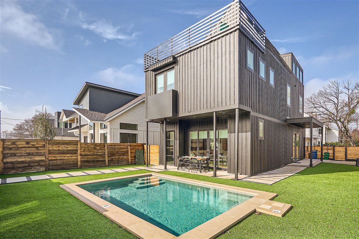 High-end 4 BDRM I Downtown Austin I Pool & Patio! gallery image 2
