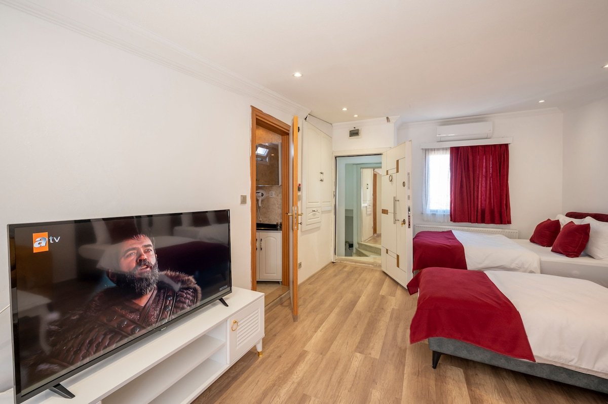 FOR 12 Person – 2 Min to Taksim Square gallery image 4