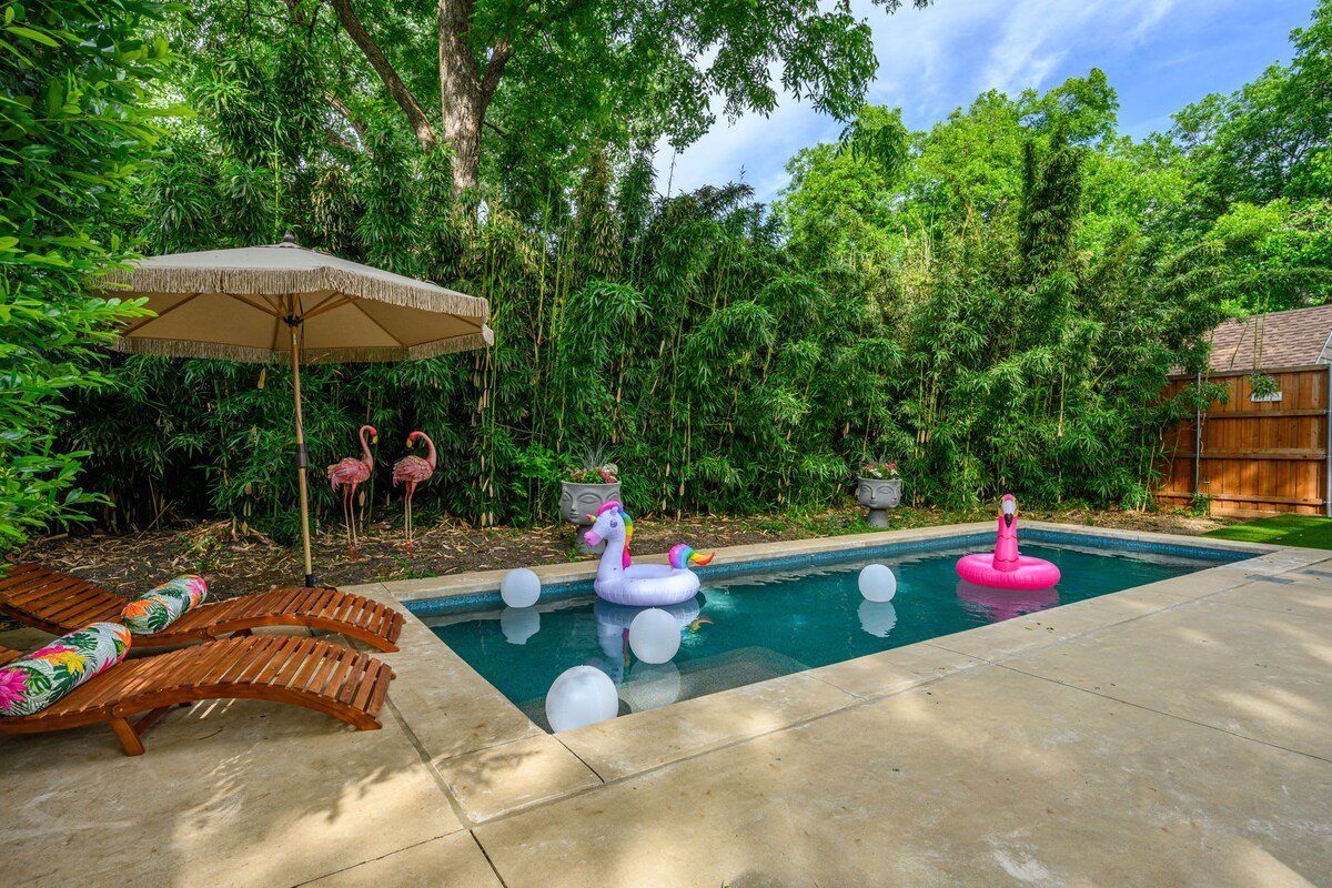 The Lyndzee-NEW Amazing 4 Bed Downtown Haven, Pool gallery image 3