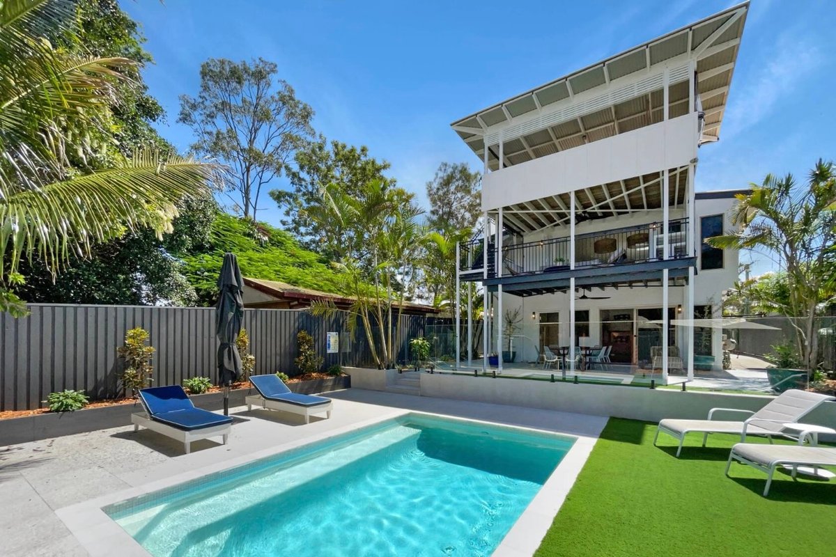 Luxury 4BD Retreat with Pool – 400m to Beach