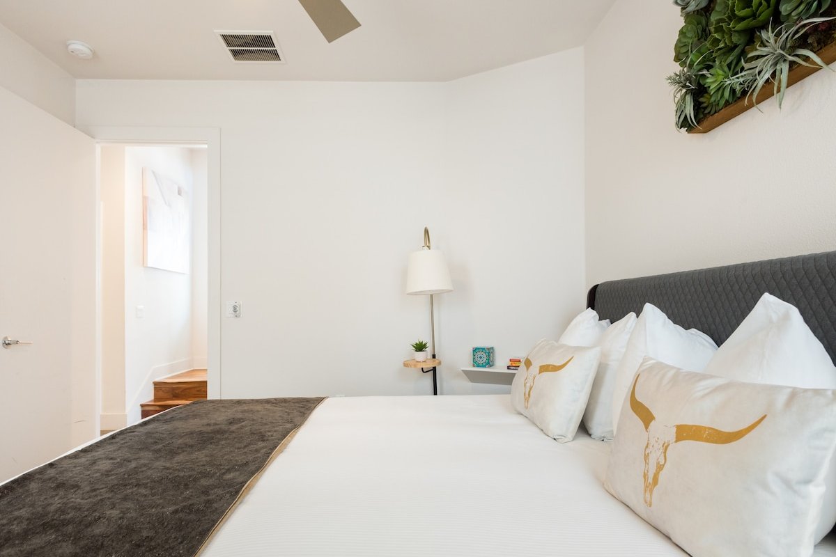 Modern Luxury House in East Downtown gallery image 3