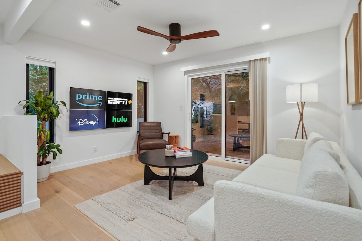 Entire Fourplex for Friends & Family! gallery image 4