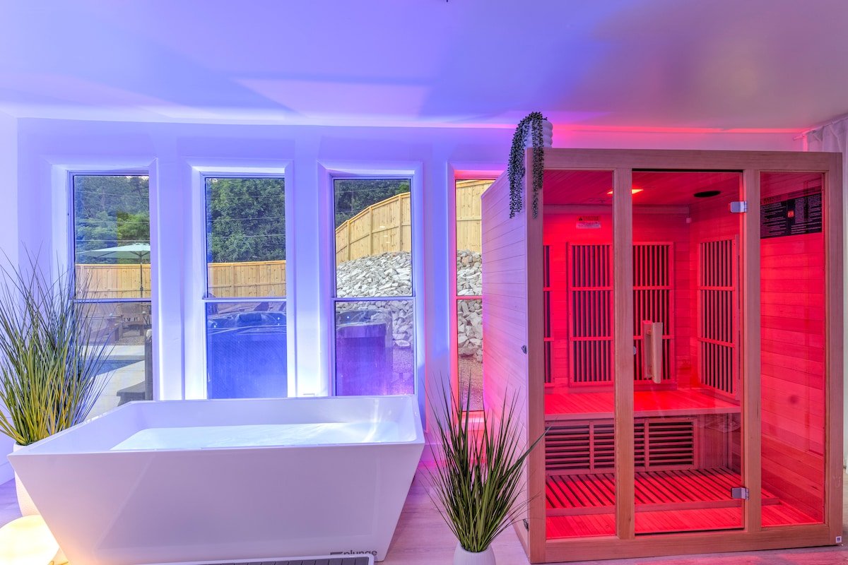 Heated Pool & Spas, Bar, Poker, Billiards, Theatre gallery image 3