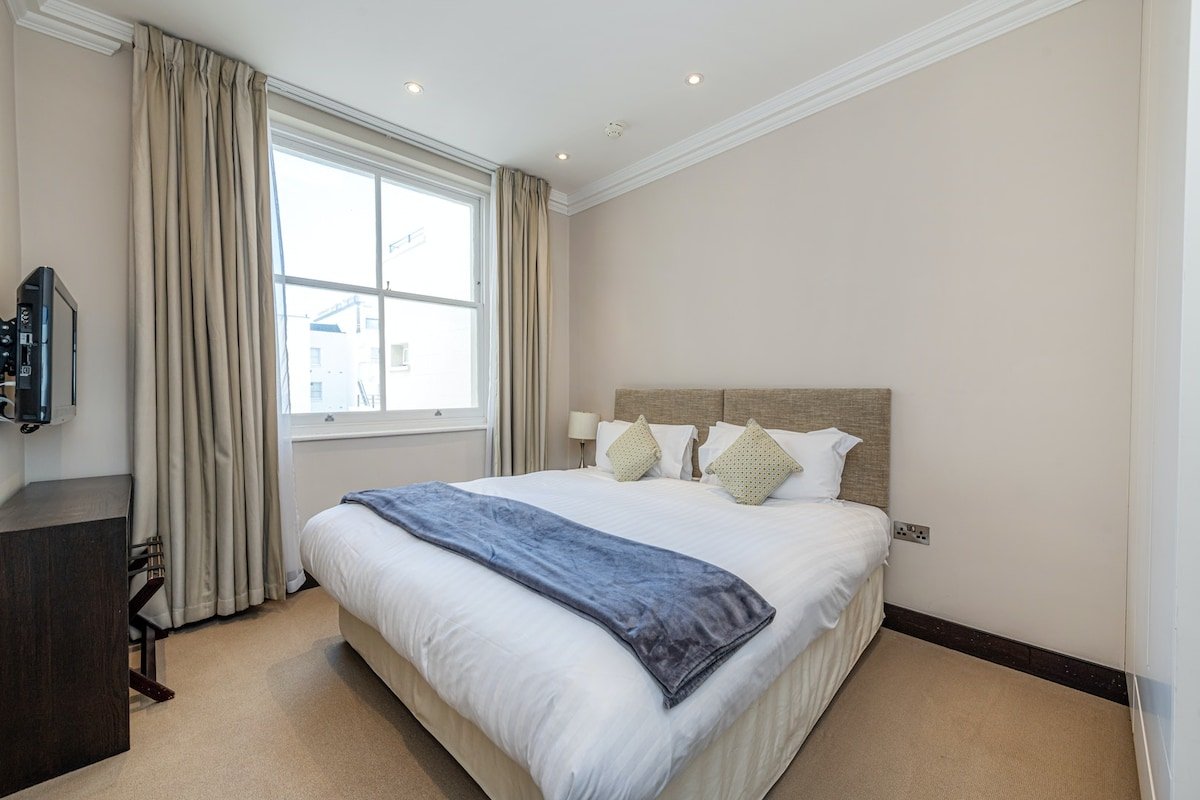 South Kensington – Superior 2 Bedroom Apartment gallery image 5