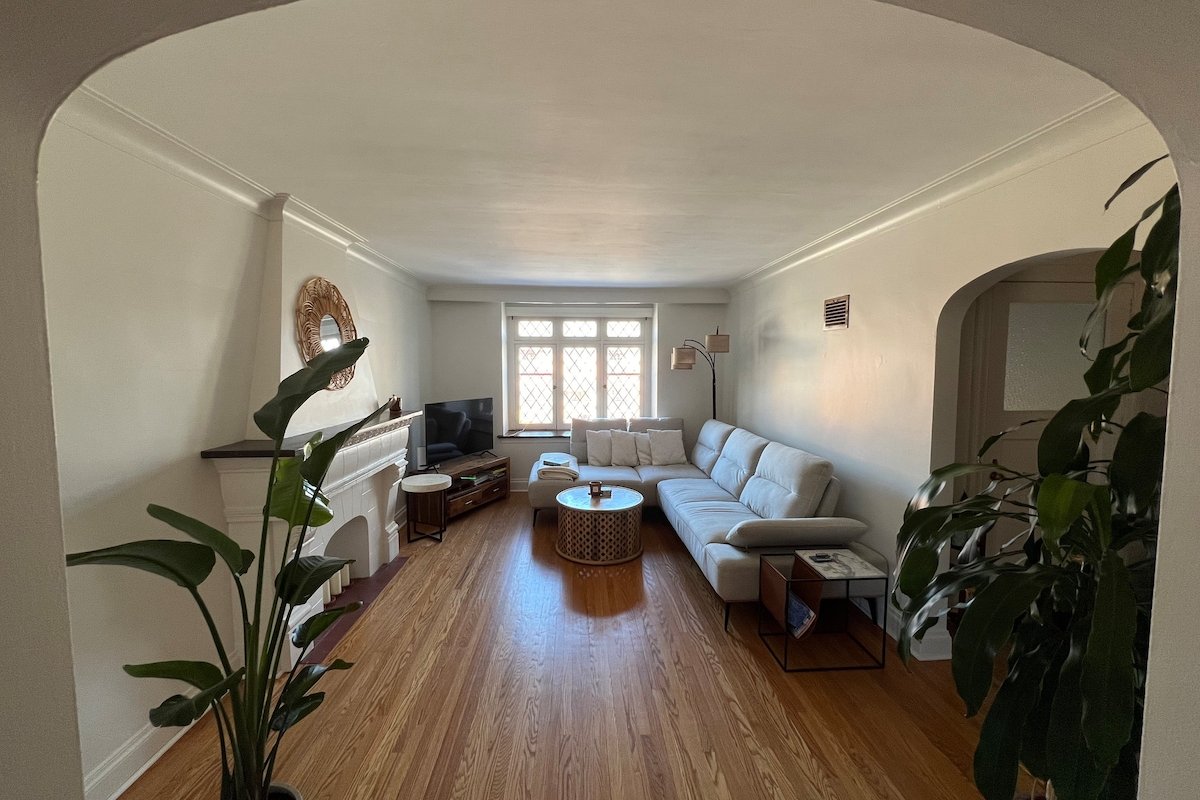 Beautiful 4 bedroom in Glebe w/ 3 parking spots gallery image 3