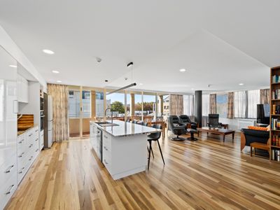 Rich Uncle’s Pad. Salamanca, Battery Point