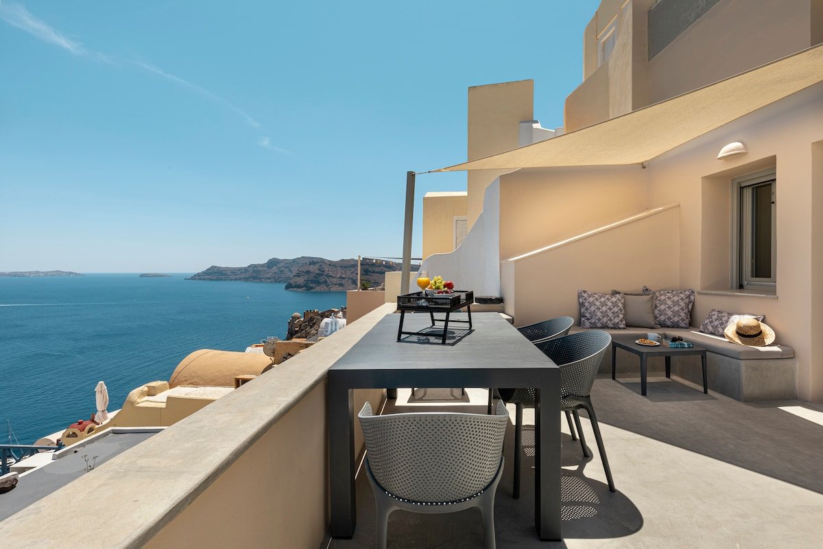 The Caldera View villa in Oia with Hot Tub gallery image 5