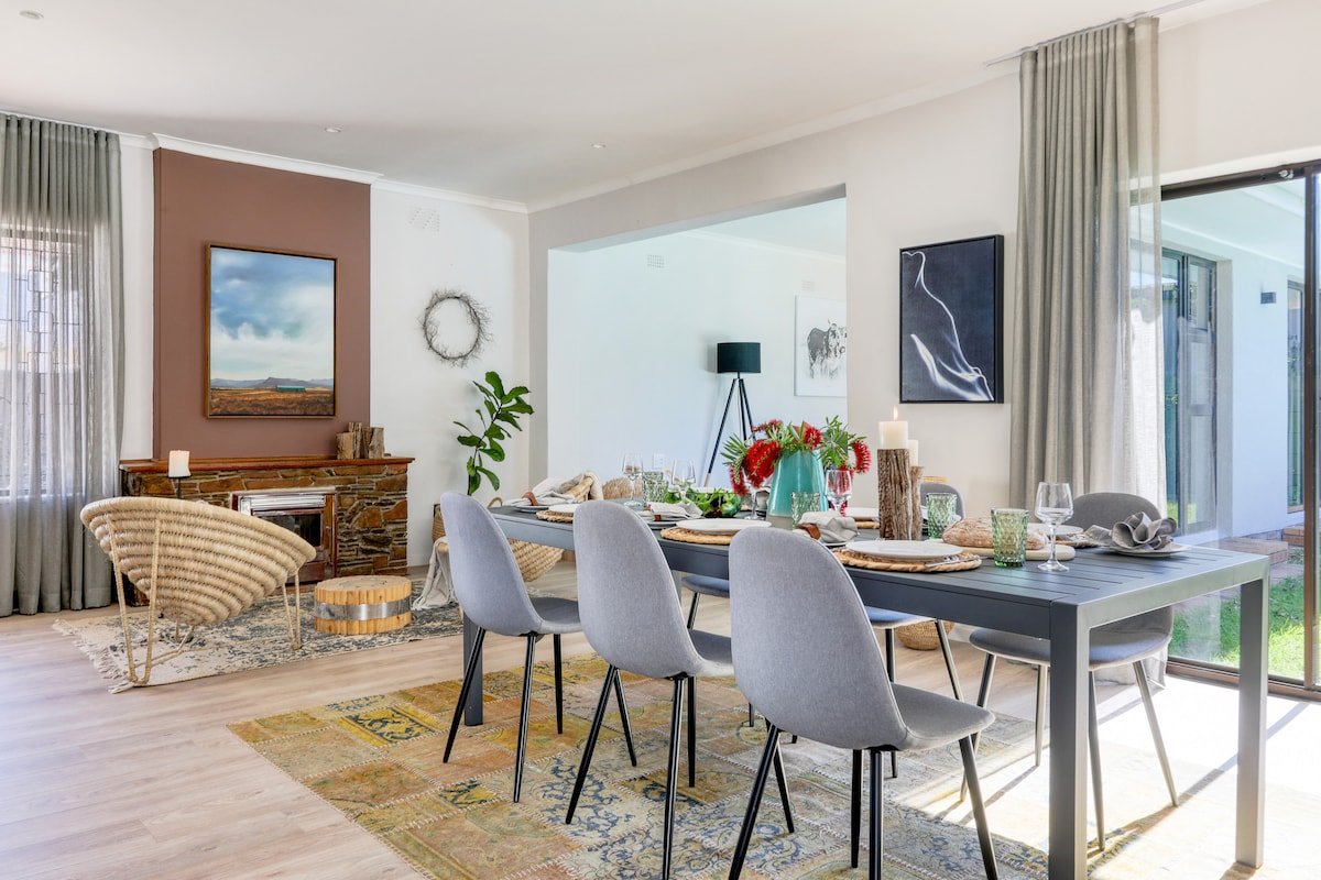 Cheerful 4 bedroom home with pool. gallery image 4