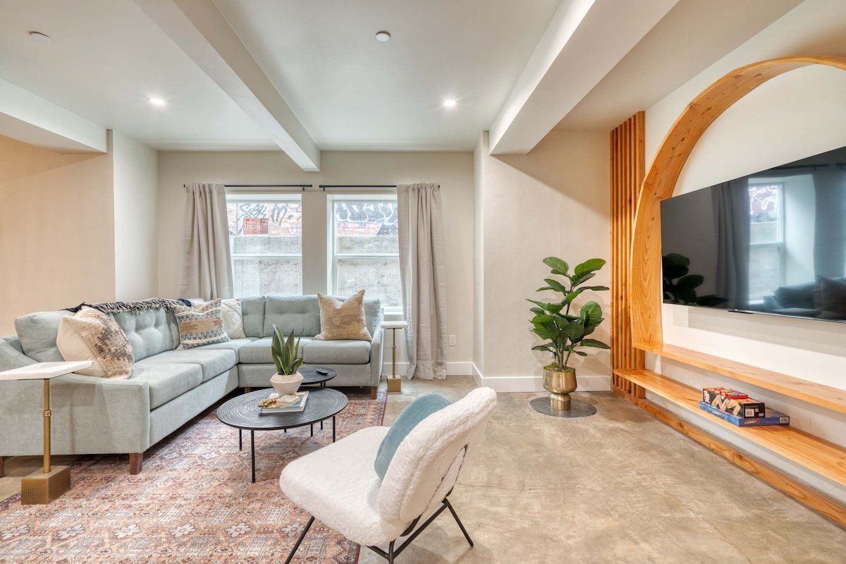 Mississippi Ave Compound | 7BR • Sleeps 14 gallery image 3