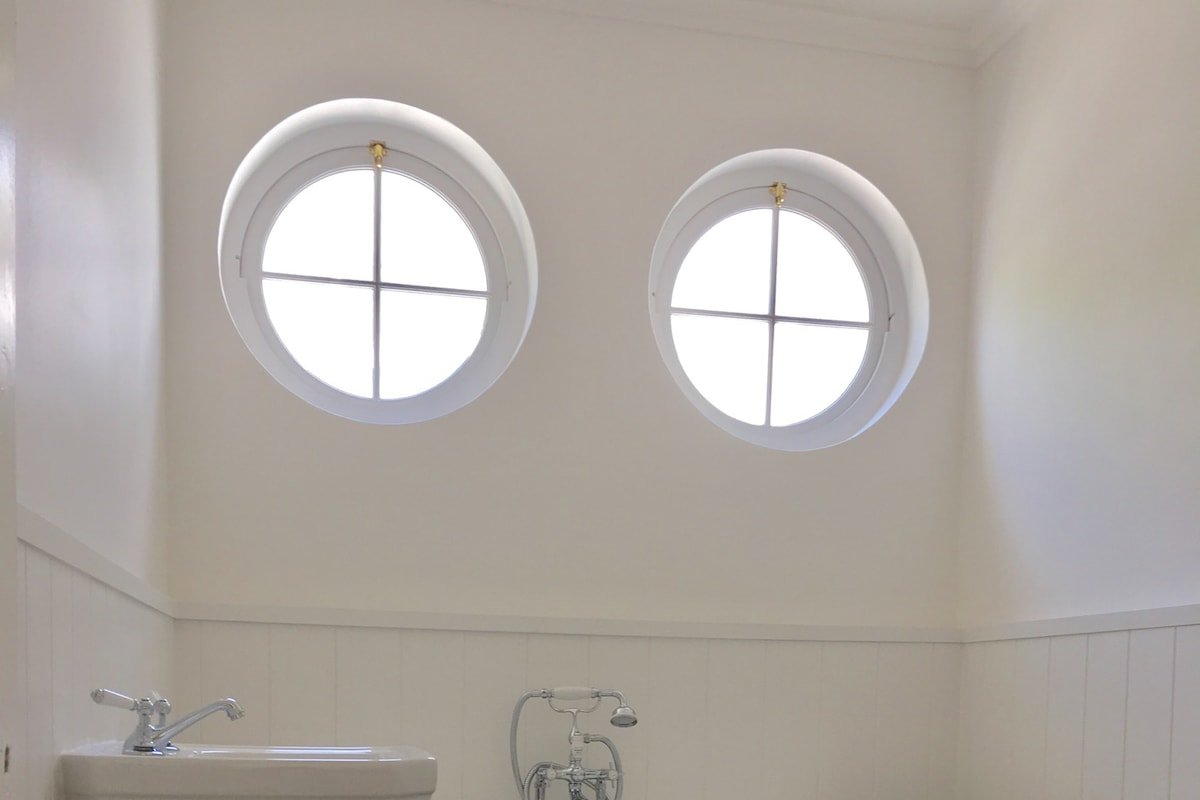 Luxury Victorian Villa with pool & gorgeous views gallery image 4