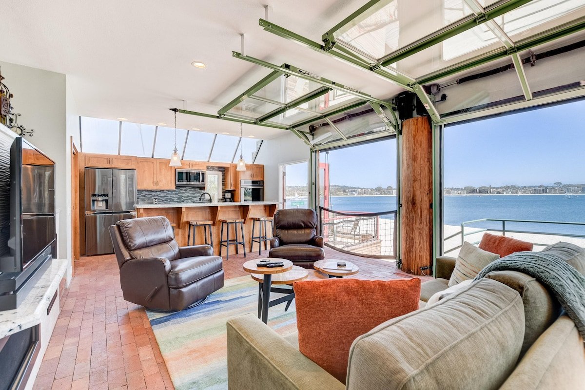 Bay Front, Roll Up Glass Walls, Roof deck Jacuzzi! gallery image 2