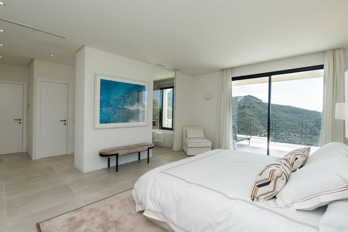 Modern villa, amazing views! gallery image 3