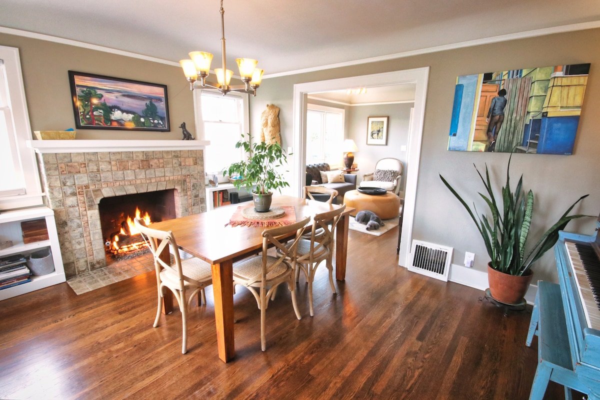 1926 Ballard • Sunset Hill • A/C • EV • Fireplace! gallery image 2