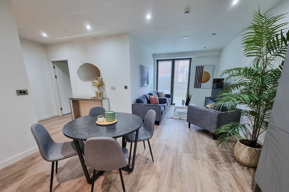 Free Parking Luxury Townhouse By City SuperHost gallery image 3