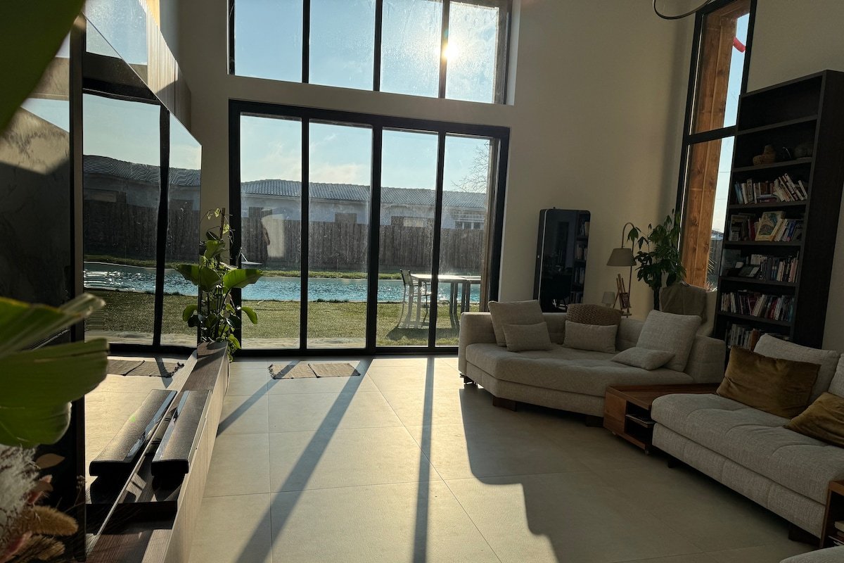 Villa lumineuse avec piscine privée 15 de bordeaux gallery image 2