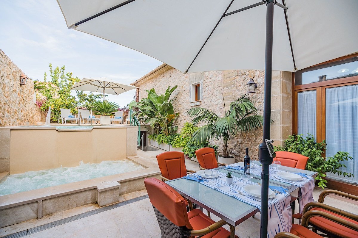 Domus Lleo, a Lovely Luxury House in Town Center gallery image 4