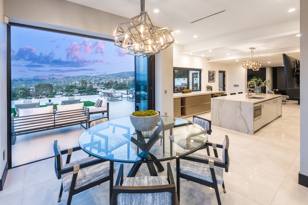 Picturesque Gem with Luxe Comfort & Scenic Views gallery image 3