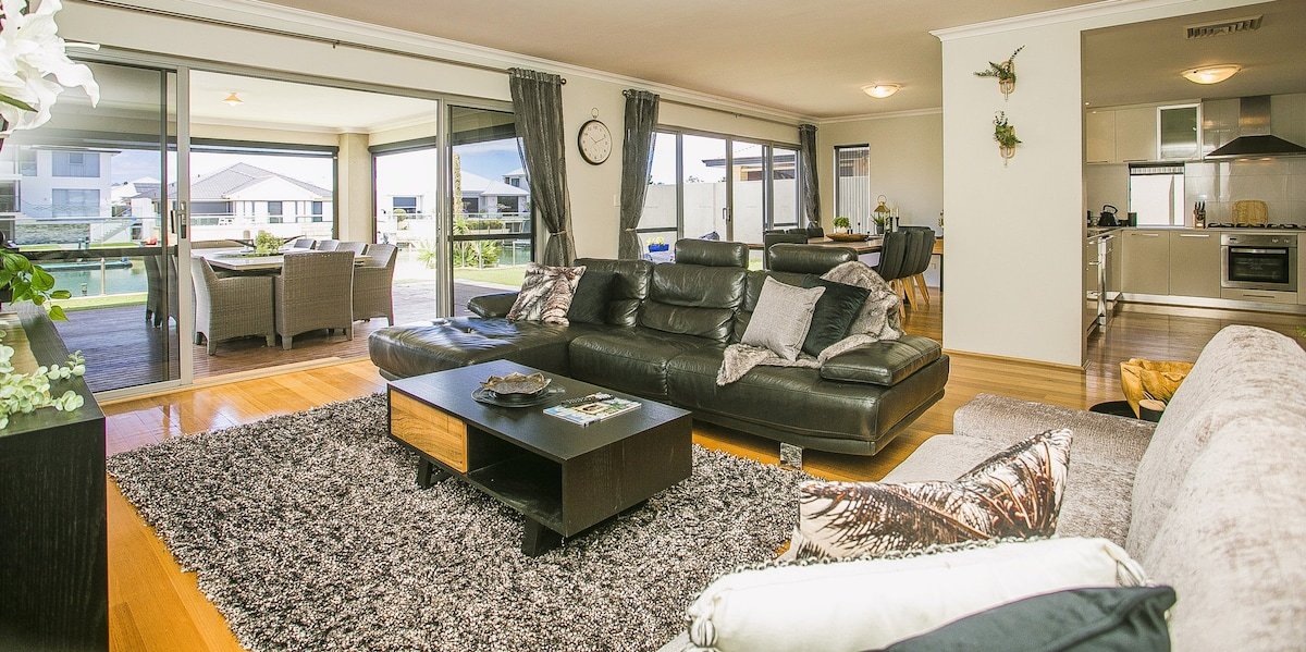 2 Luxury Canal Holiday Homes – Sleep 28 gallery image 3