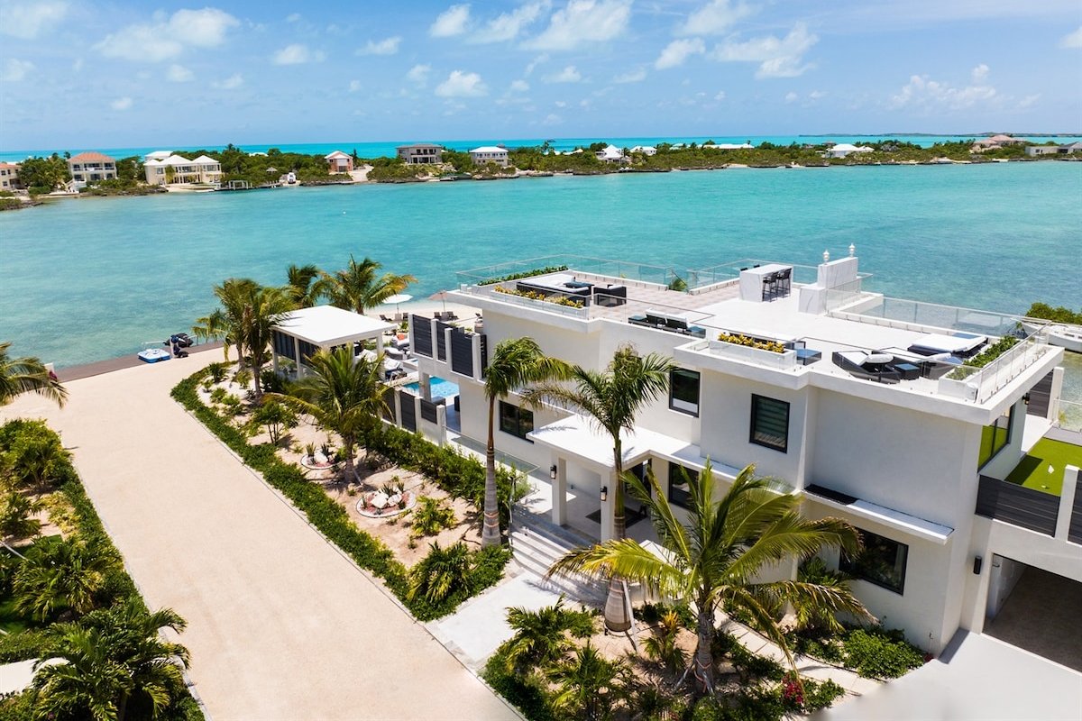 Horizon Beachfront Villa in Chalk Sound