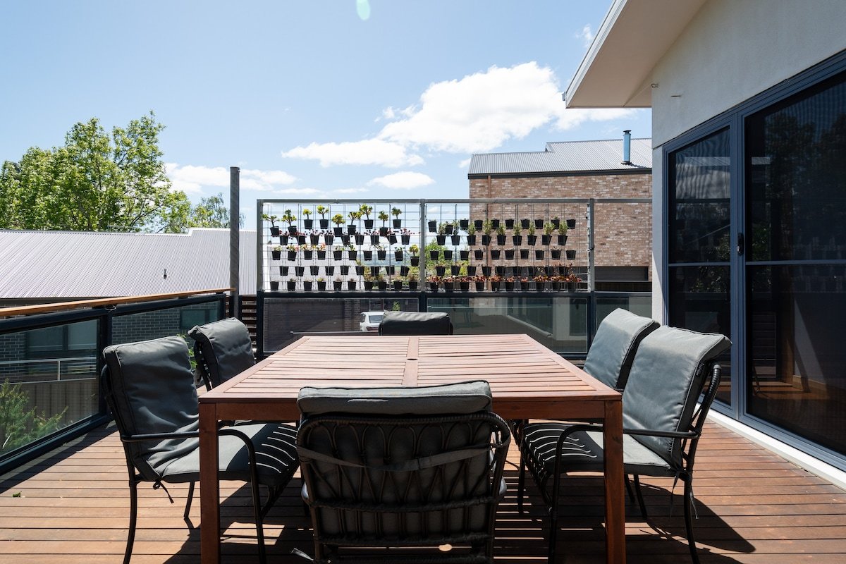 1 booking, 2 houses, 6 beds, 3 baths! gallery image 2