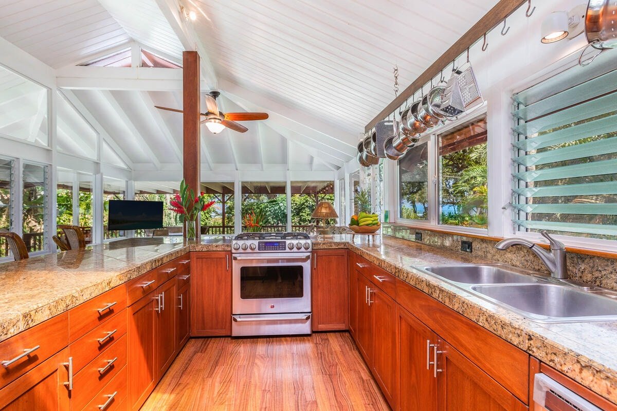 Hale Aloha w/Ocean Views – steps to beach gallery image 4