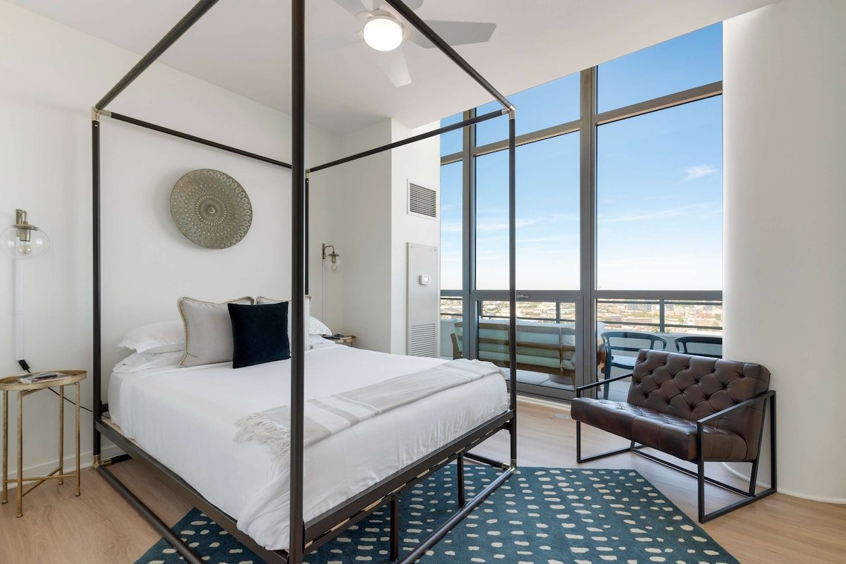 Dual Penthouse Retreat: Perfect for Groups gallery image 3