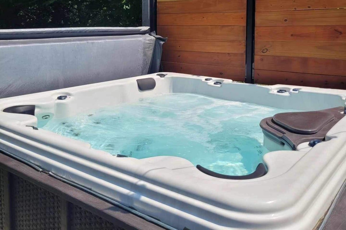 The King’s Hideaway. Hot Tub, pizza oven, private. gallery image 3