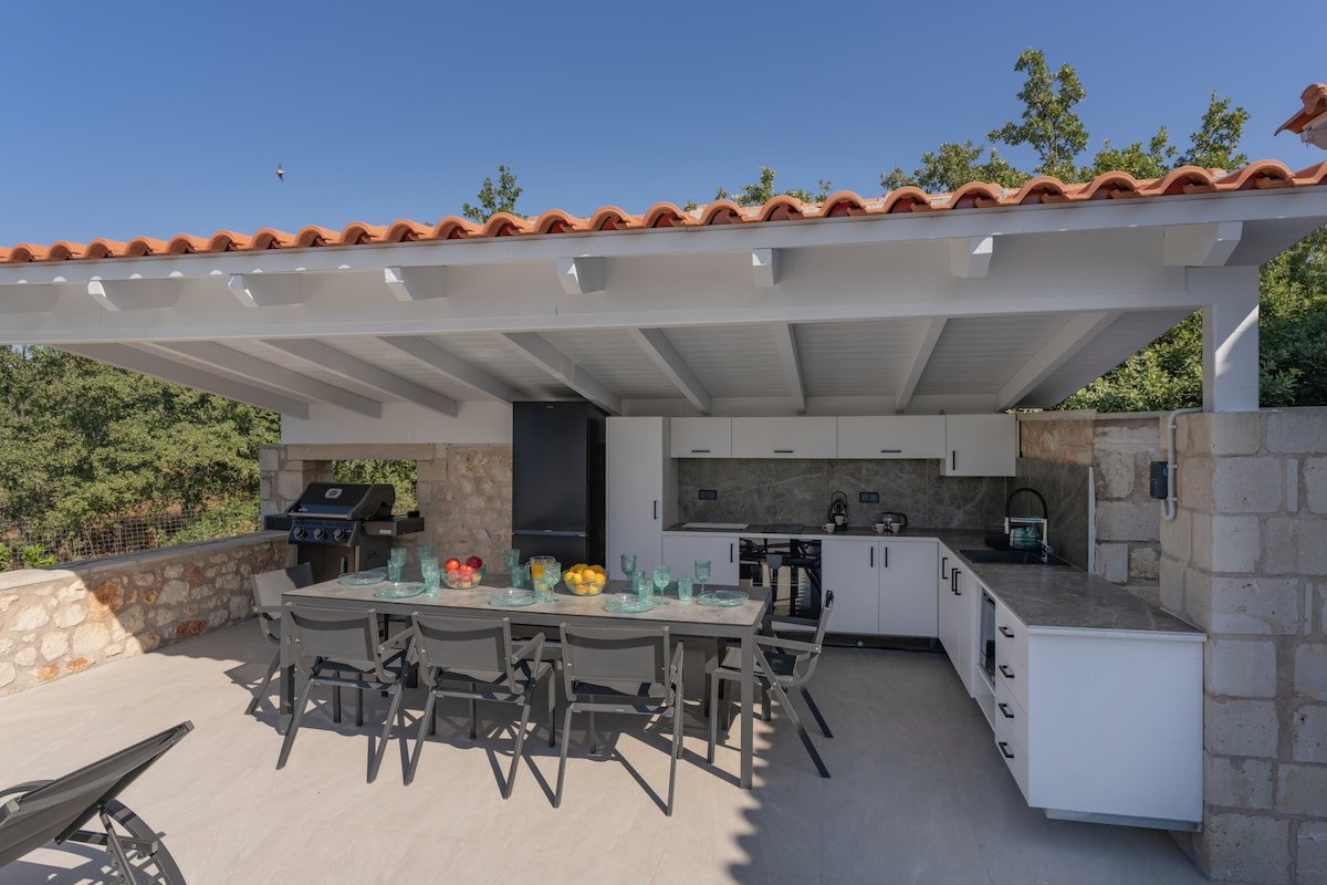 Green Hideaway – Private Oasis Near Town by etouri gallery image 5