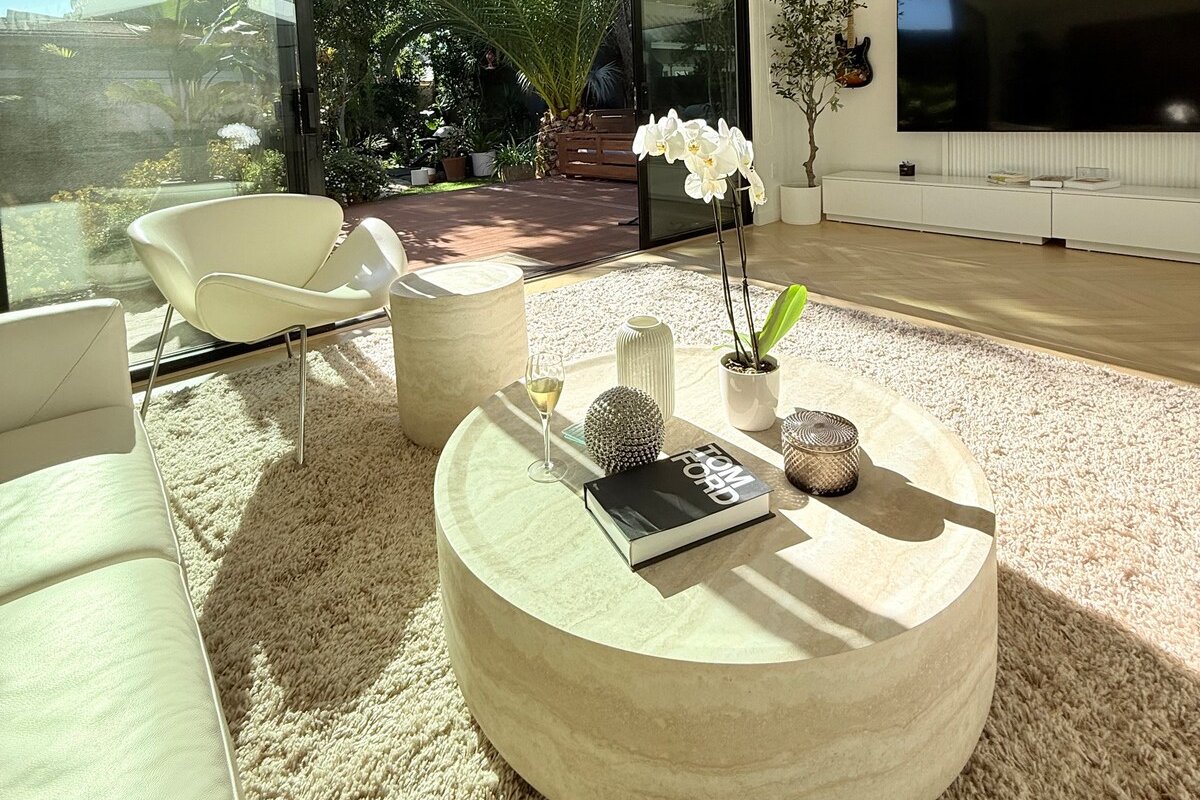 Luxurious and elegant house with tranquil backyard gallery image 2