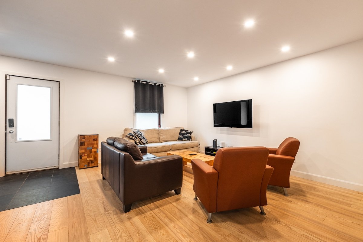 3 Floor Cottage with large sunny backyard gallery image 4