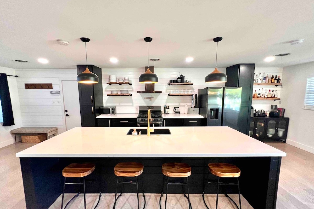 Mid century modern Pool/spa house gallery image 4