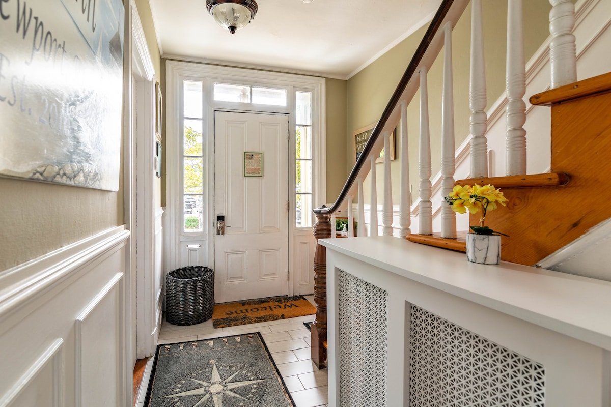 ★Entire House In Downtown Newport★5 BDRM★Parking★ gallery image 3