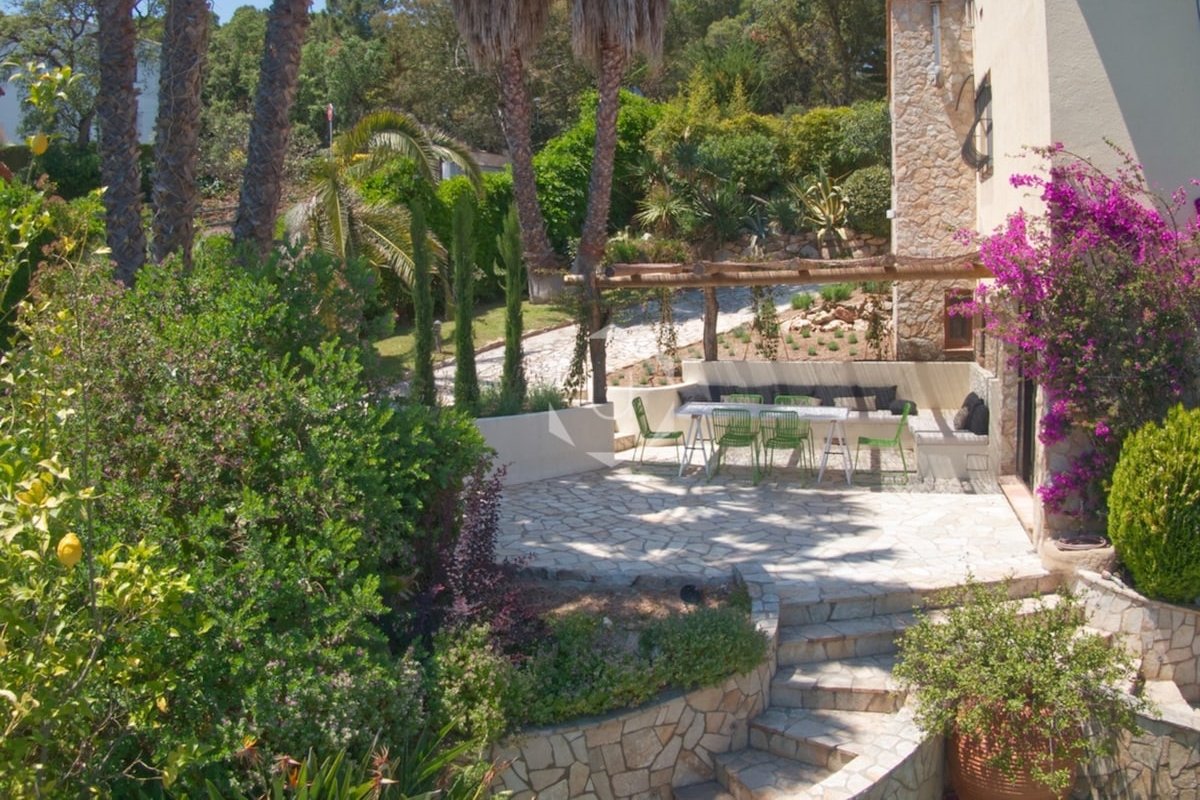 EL SOPLUIG – Green garden, heated pool, sea view gallery image 2